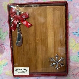 🦋 Winter themed cheese cutting board with knife. 8.86” x 7.09”. Brand new.